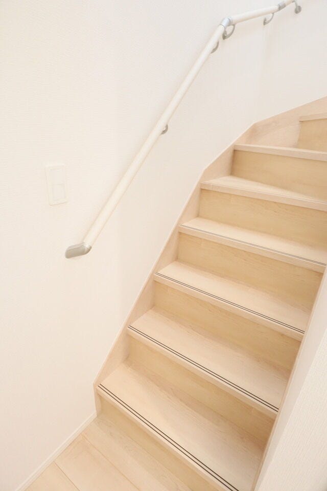 ◇階段◇ 同仕様
手すり付きの階段♪
段差を緩やかに設計していますので、小さなお子様やご年配の方にも安心です♪