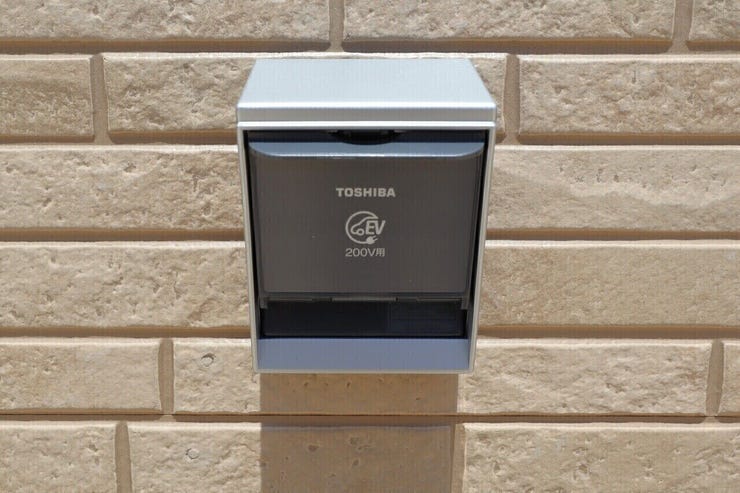 〇EV車用コンセント〇 同仕様
外壁にはEV車用のコンセントが標準装備♪
これからの時代には必須のアイテムになりそうですね♪