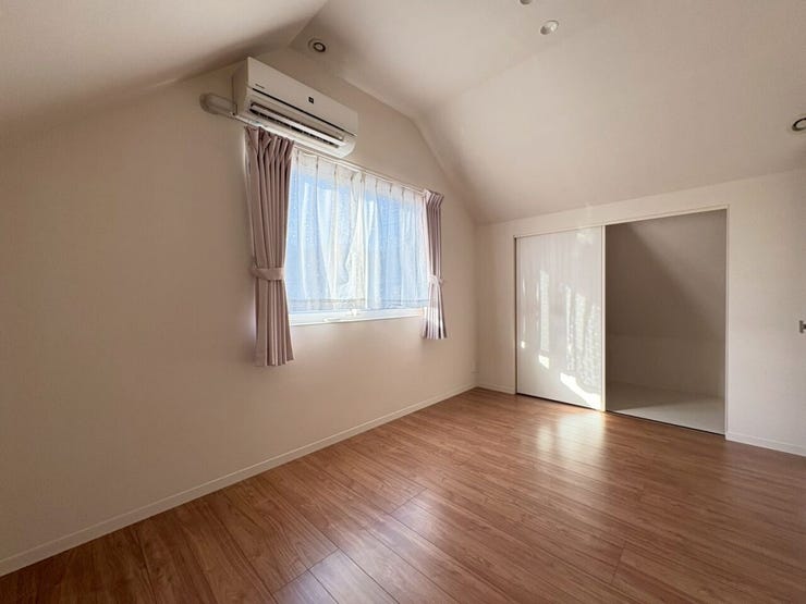 こちらも窓があり明るく気持ちの良いお部屋です♪