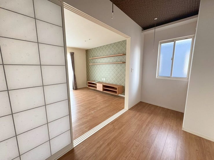 納戸を別角度から♪開け放してリビングを広く見せても良いですね♪洗濯物などを干せるバーをかけるためのフックも付いています♪