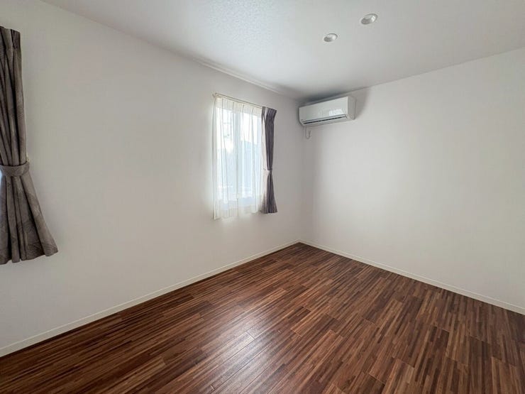 1階の洋室♪綺麗な壁と床が気持ちよいですね♪