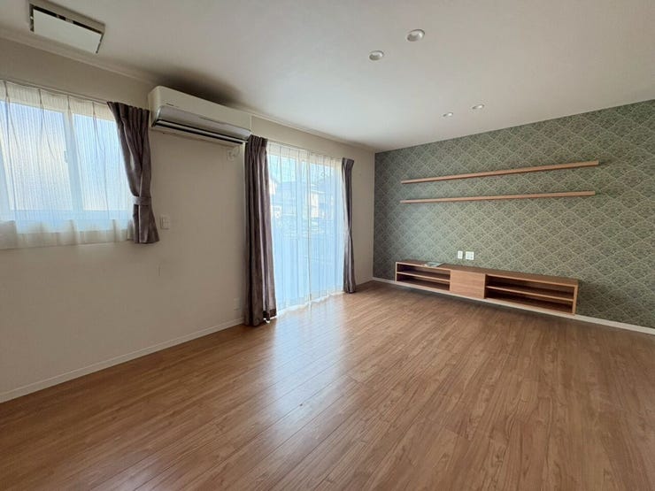 大きな窓から明るい日差しが差し込むリビングは、壁の一部がアクセントクロスになっており、お洒落ですね♪壁付けの棚やテレビボードがあります♪