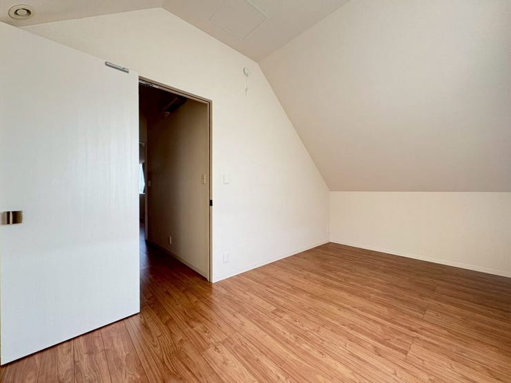 2階の洋室を別角度から♪屋根に沿った形が一般的なお部屋と違って特別感がありますね♪