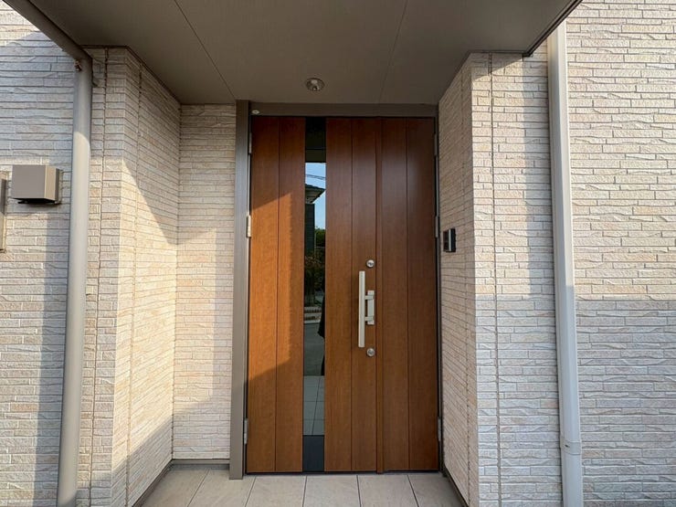 少し奥に入った玄関♪雨でも屋根があり安心です♪