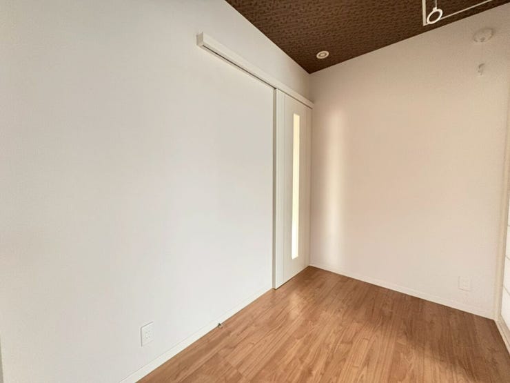 玄関からこちらの納戸スペースを通ってリビングへ行くことも出来ます♪