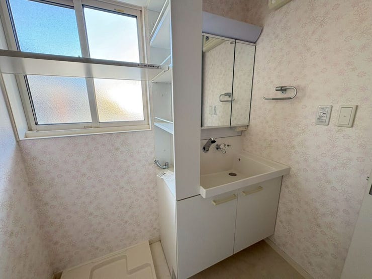 洗面所です♪淡いピンクのお花柄のクロスが可愛いですね♪室内洗濯機置場もあり、洗剤やタオルなどが置ける棚付きで嬉しいですね♪