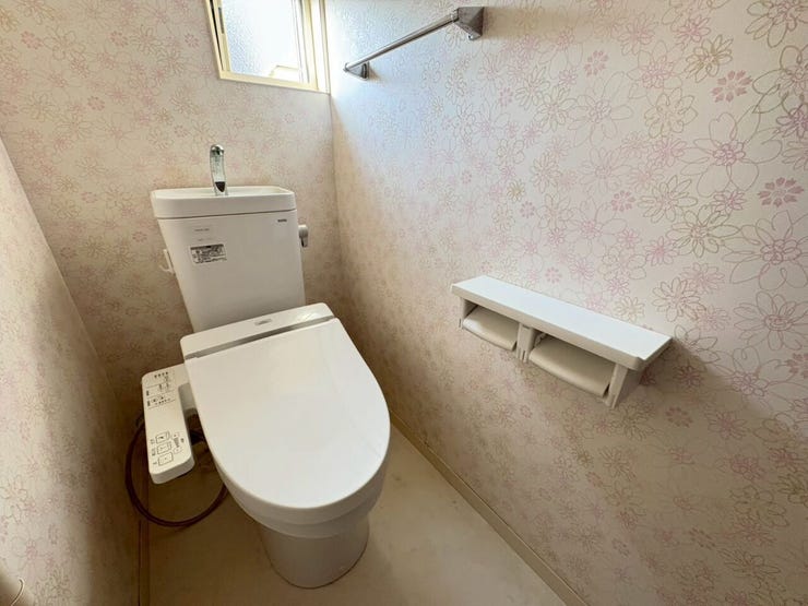 トイレも洗面所と同じ可愛いお花柄のクロスが癒しの空間♪もちろん寒くても安心の温水洗浄便座♪ペーパーホルダーが2つあり助かります♪
