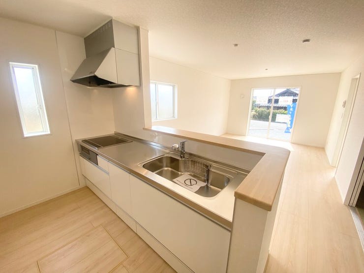 手元を隠してすっきり魅せる対面式キッチン