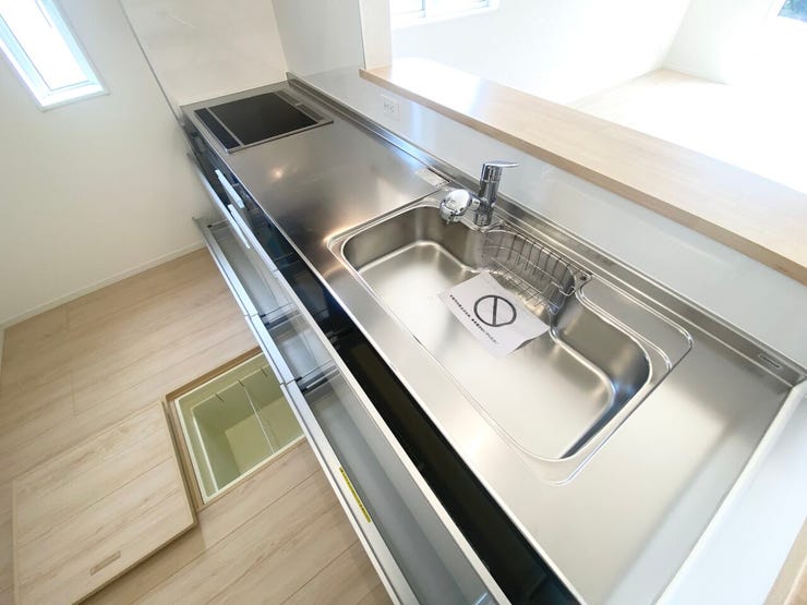 広々シンクと、大容量の引き出し式システムキッチン