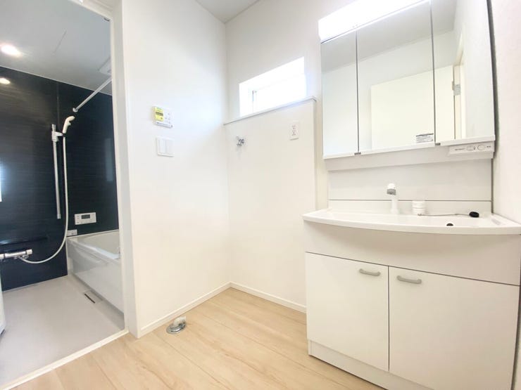 洗面台横に洗濯機が置けます
