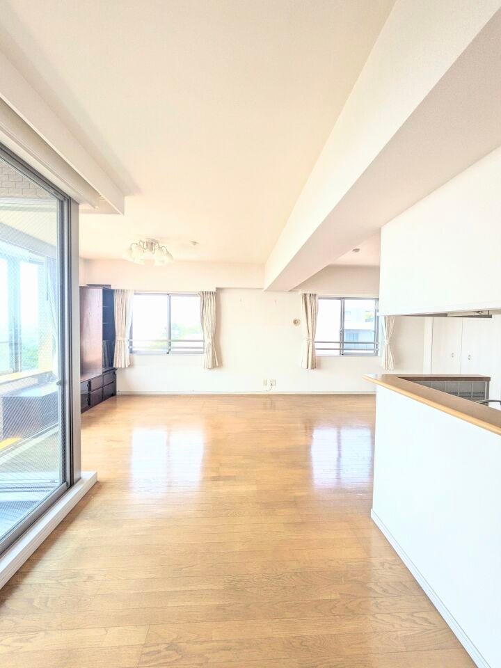 キッチンはカウンター式。
リビングからも臨めます。