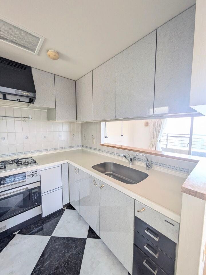 キッチンは約3.8帖。
L字型のシステムキッチンを採用しています。