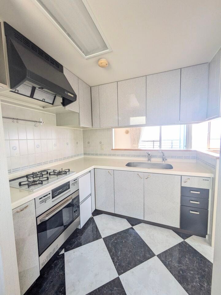 コンロは3口、グリルにオーブンも付いてます。