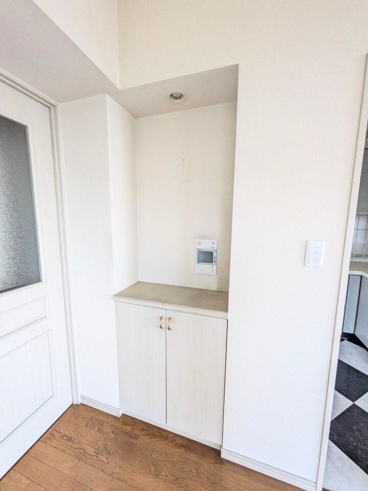 キッチン横に小型の収納部を確保しています。