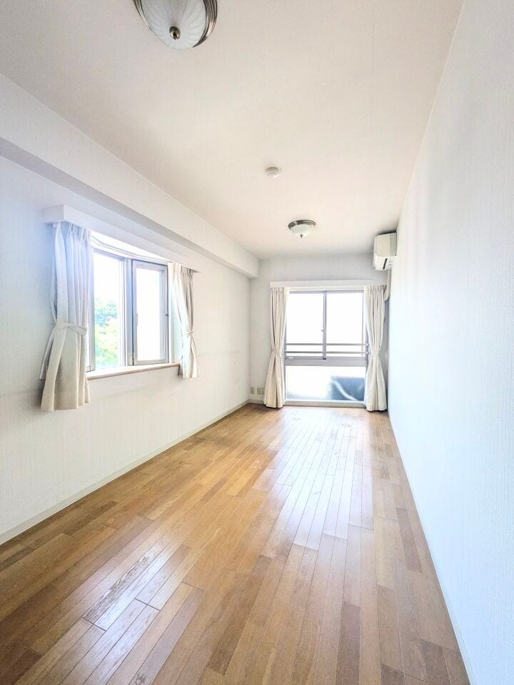 約8.4帖の洋室です。