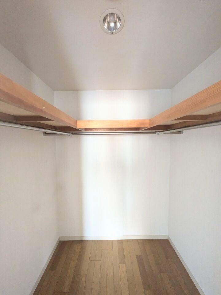 こちらのお部屋には大容量のウォークインクローゼットが付いています。