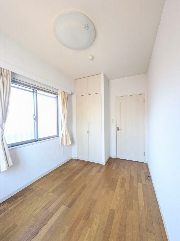 約5.1帖の洋室です。