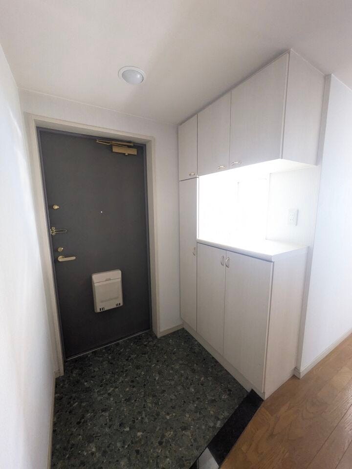 物件内部、玄関の写真です。
シューズボックスも付いています。