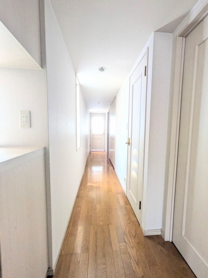 玄関正面から見た写真です。
右手に洋室が2部屋、奥はリビングへ繋がっています。