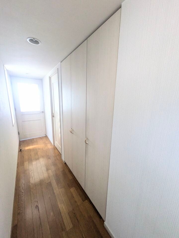 廊下に収納スペースを確保しています。