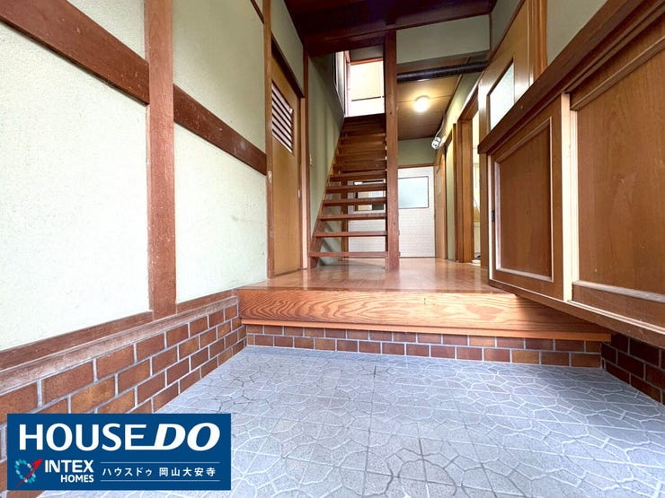 【ゆとりある空間がお出迎え】
家族やお客様をゆったり迎えられる広さがあります。朝の忙しい時間帯もスムーズに出入りできます。