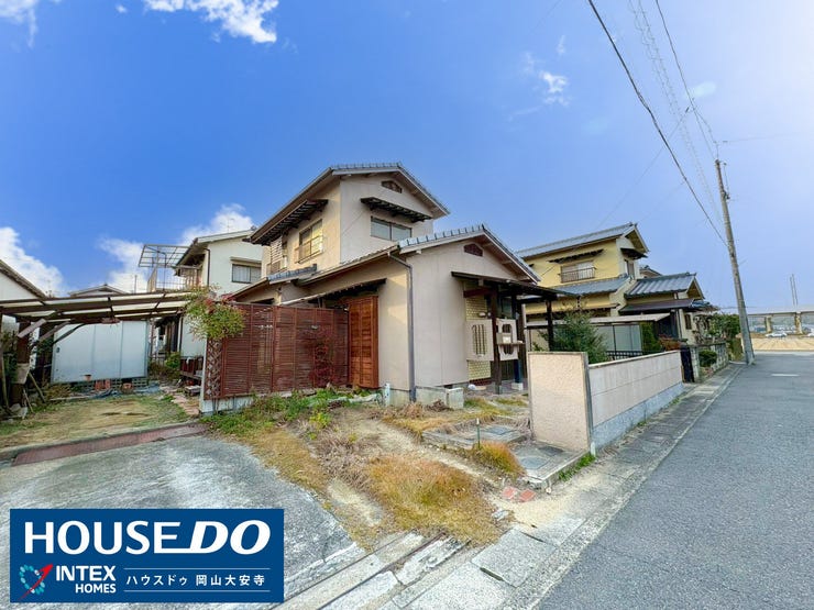 【外観】
【ゆとりあるカースペースが魅力】
3台分の駐車スペース(車種による)は、ご家族の車が増えても安心。広々としています。