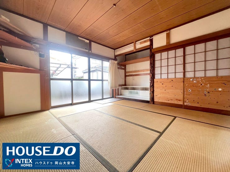 【多目的に使える1階の和室】
2部屋ある和室のうちの1つ。客間、お子様の遊び場、将来の寝室など多目的に活用できます。