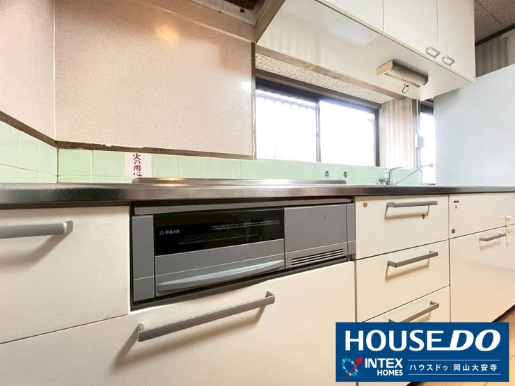 【2012年交換済!キレイなキッチン】
家事動線が効率的な壁付けタイプ。水回りが整備されていると毎日の料理も快適ですね