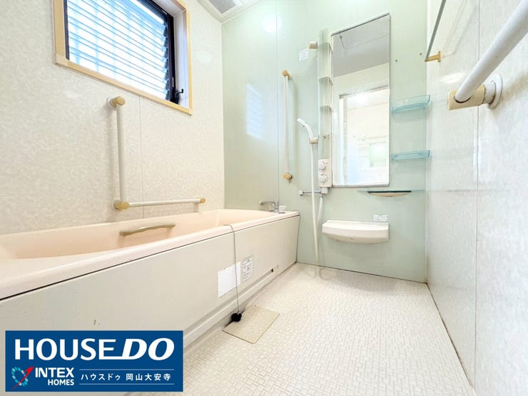 【清潔感◎ 窓付きで換気もバッチリ】
2007年に交換済みのユニットバス。窓があるため湿気がこもりにくく、いつも快適に使えますね