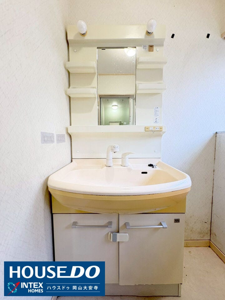 【収納力◎ 整理しやすい洗面台】
広い洗面台と豊富な収納スペース。忙しいご家族の朝の準備もスムーズにこなせます。