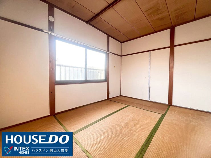 【お子様の成長を見守る、明るい部屋】
2部屋ある南向き和室のうちの1室。日当たりが良いので、お子様の勉強部屋に最適です。