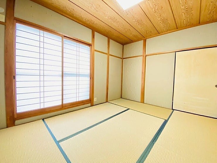 趣のある心落ち着く畳のお部屋☆
障子からは優しい陽の光が差し込みます。
