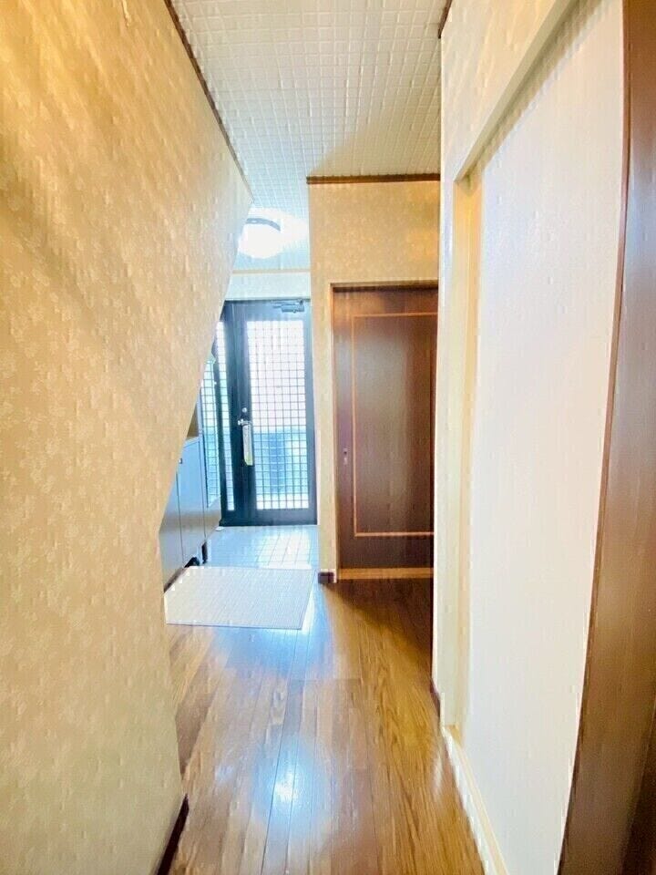 ガラス戸の玄関ドアは陽の光がたっぷり入り明るい雰囲気に☆