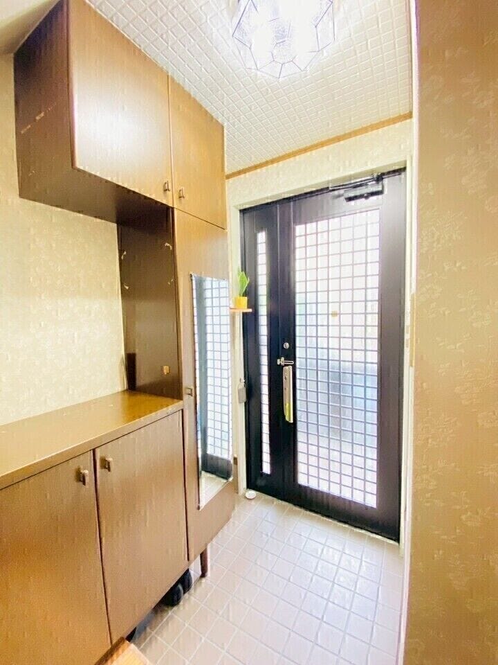 玄関収納は上部にも有☆
全身鏡も有り、お出かけ前にチェックもできます!