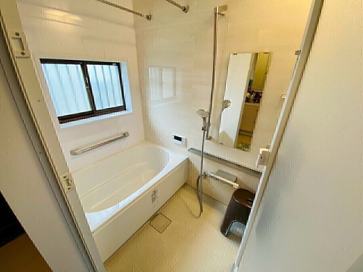 清潔感ある白の浴室★
窓付きの浴室は換気もしっかりでき衛生面も◎