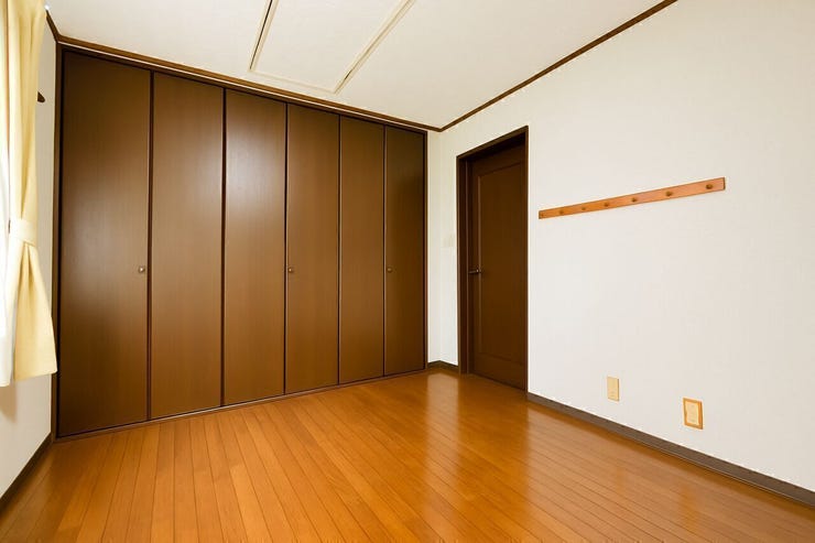 大きな収納が自慢の洋室です!
たくさんお洋服や小物類も収納できます★
お持物の多い方でも安心◎