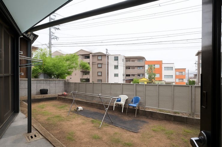 コンパクトなお庭付き★
お洗濯干しやお子さまのプレイゾーンとしてなど…幅広くご利用いただけます!