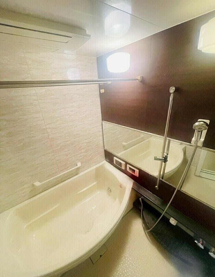 1618サイズの広々とした浴室♪
1日の疲れをしっかり癒せそうです!
※小物類を消去する修正を行っております。