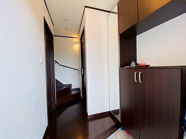 シックでメリハリのあるカラーリング♪
玄関収納もたっぷりです。