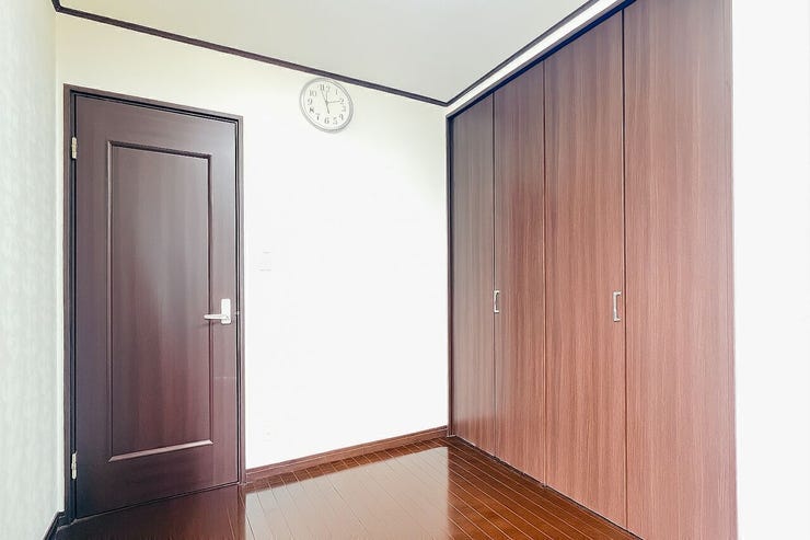 大きなクローゼットが自慢の洋室です♪
お持物が多い方も安心★