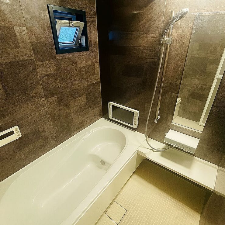 浴室テレビ付でゆっくりとバスタイムをお楽しみいただけます☆
窓も付いているので換気はしっかりと行えいつでもきれい&清潔に◎
ゆとりある浴槽も魅力的♪
※小物類を削除する修正を行っております。
