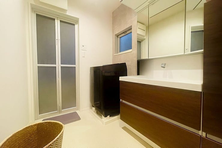 洗濯機を置いてもスペースに余裕のある洗面所
タオル類などのリネンを収納できます◎
※小物類を削除する修正を行っております。