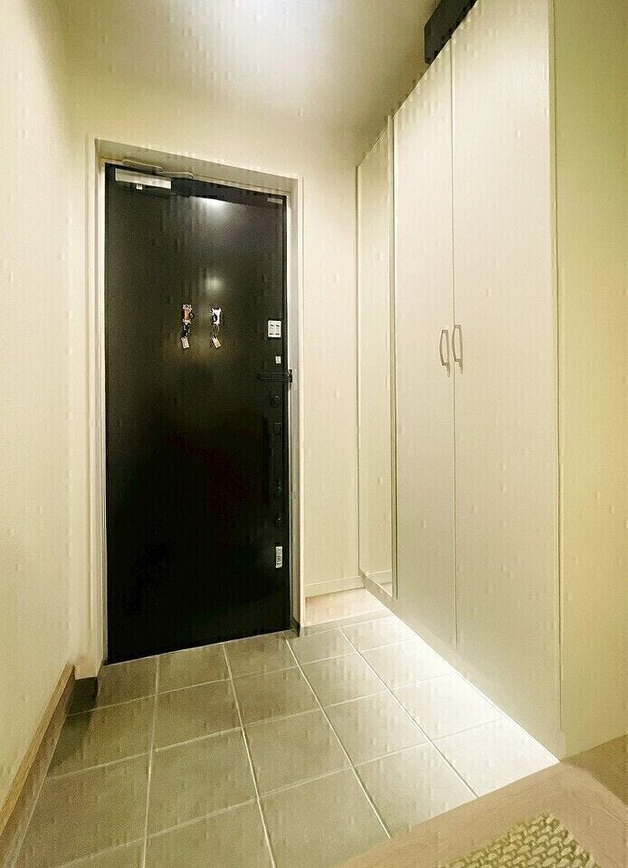 温かみを感じられる足元灯もあり、夜遅くのご帰宅でも安心です。
玄関収納も広く、お出かけ用品の収納もできそうです◎
※小物類を削除する修正を行っております。