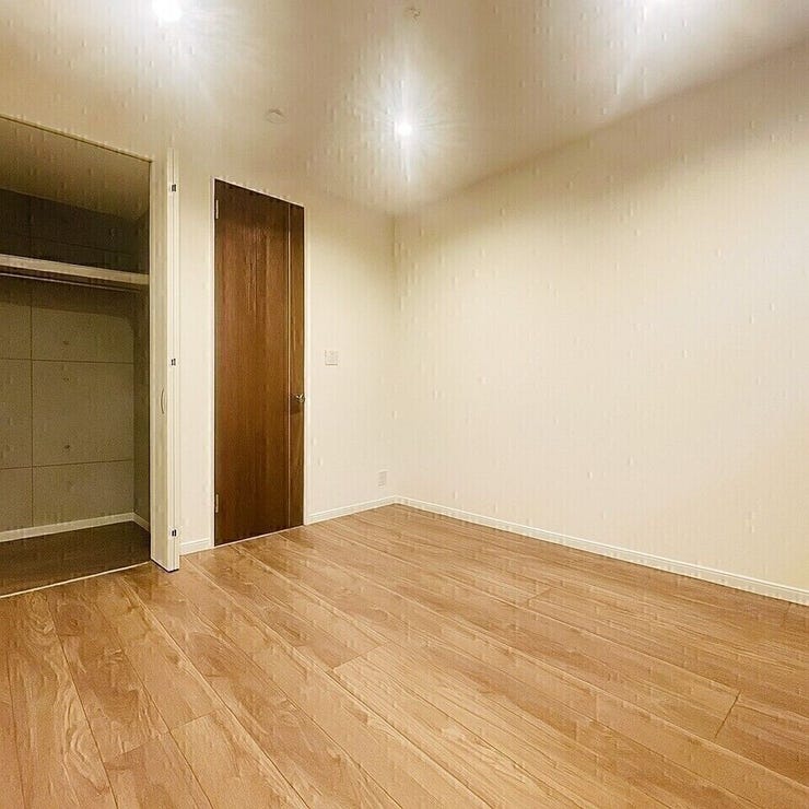 3階洋室は全面ダウンライト設置済♪
※小物類を削除する修正を行っております。