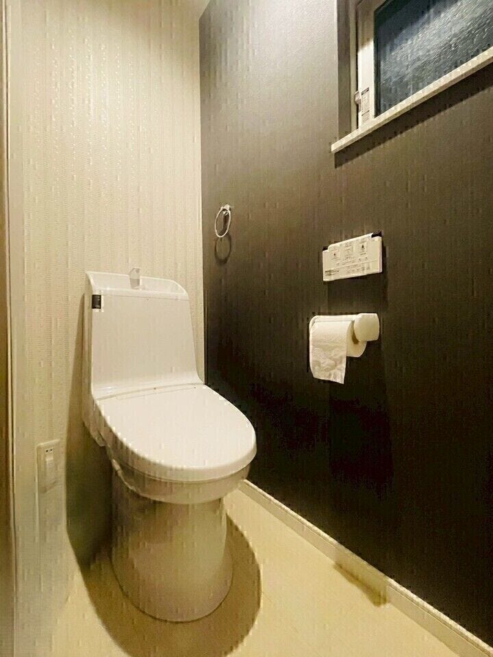 トイレは2か所にございます。
こちらはよりシックな色合いの空間となります。
※小物類を削除する修正を行っております。