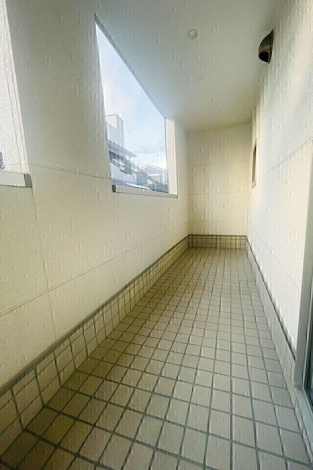 太陽光もたっぷり入るバルコニーはお洗濯を干すにもうってつけ★
※小物類を削除する修正を行っております。