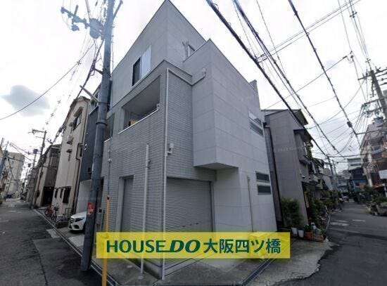 人気の角地に位置しています。
前面は私道のため静かで住環境も◎