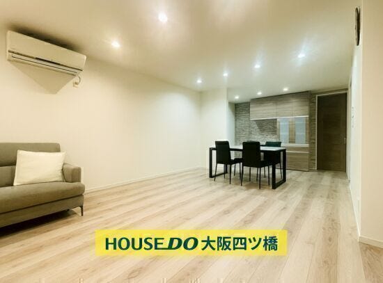 【リビング】
ゆとりある18.5帖のLDK★
大きなインテリアも設置可能!
お子さまのプレイスペースも確保でき
ご家族団らんの時間を快適にお過ごしいただけます!
※小物類を削除する修正を行っております。