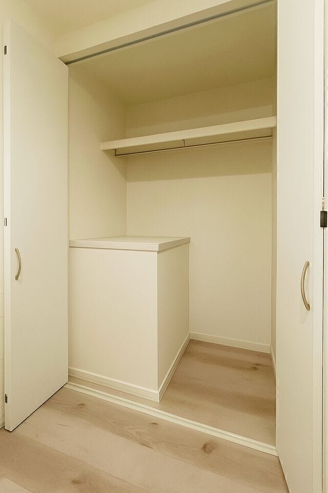 お洋服はもちろん趣味のものまで幅広く収納できそうなクローゼット★
使い方次第で様々な用途でお使いいただけます!
※小物類を削除する修正を行っております。