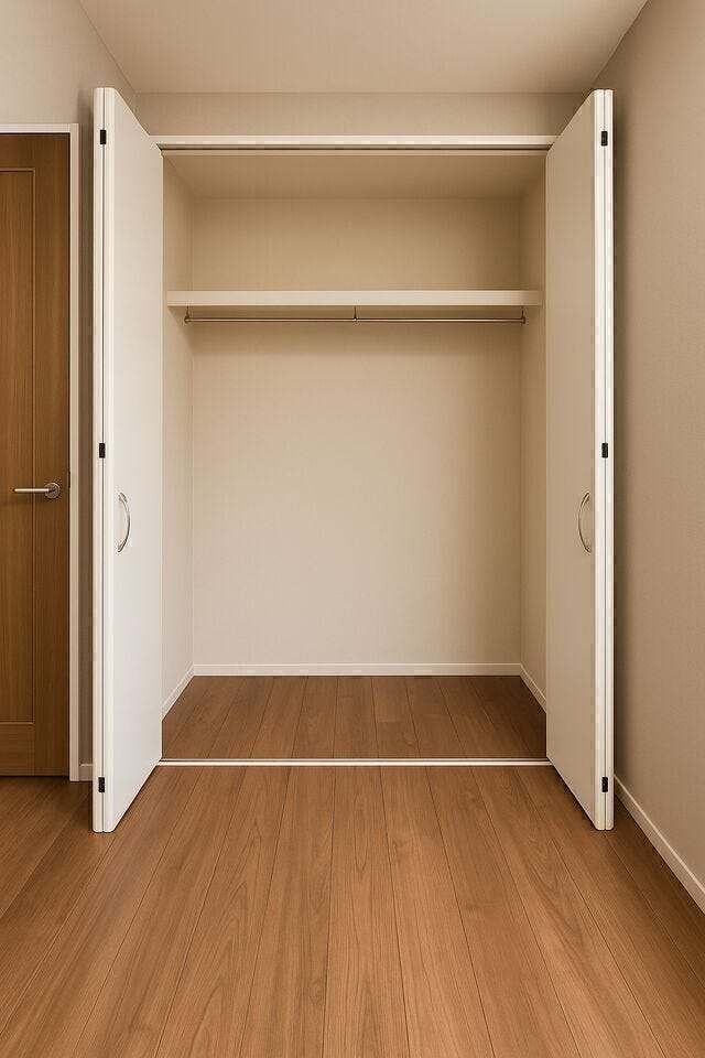 こちらも収納力ばっちりのクローゼット♪
※小物類を削除する修正を行っております。